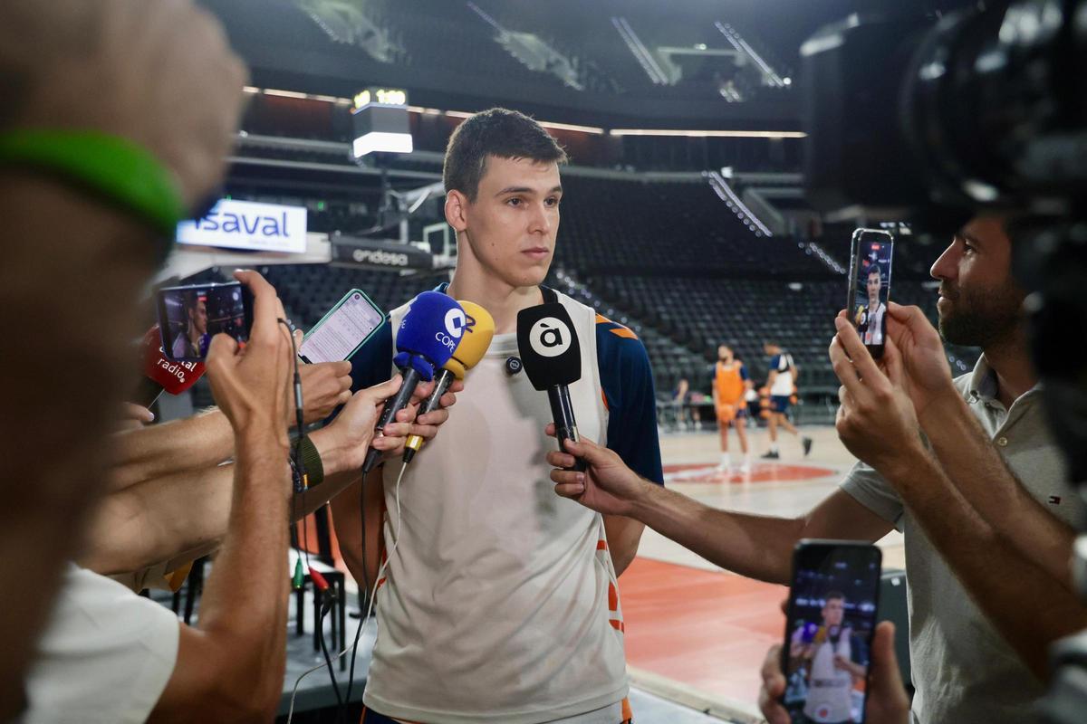 Jaime Pradilla atiende a la prensa en la previa al playoff de Liga Endesa.