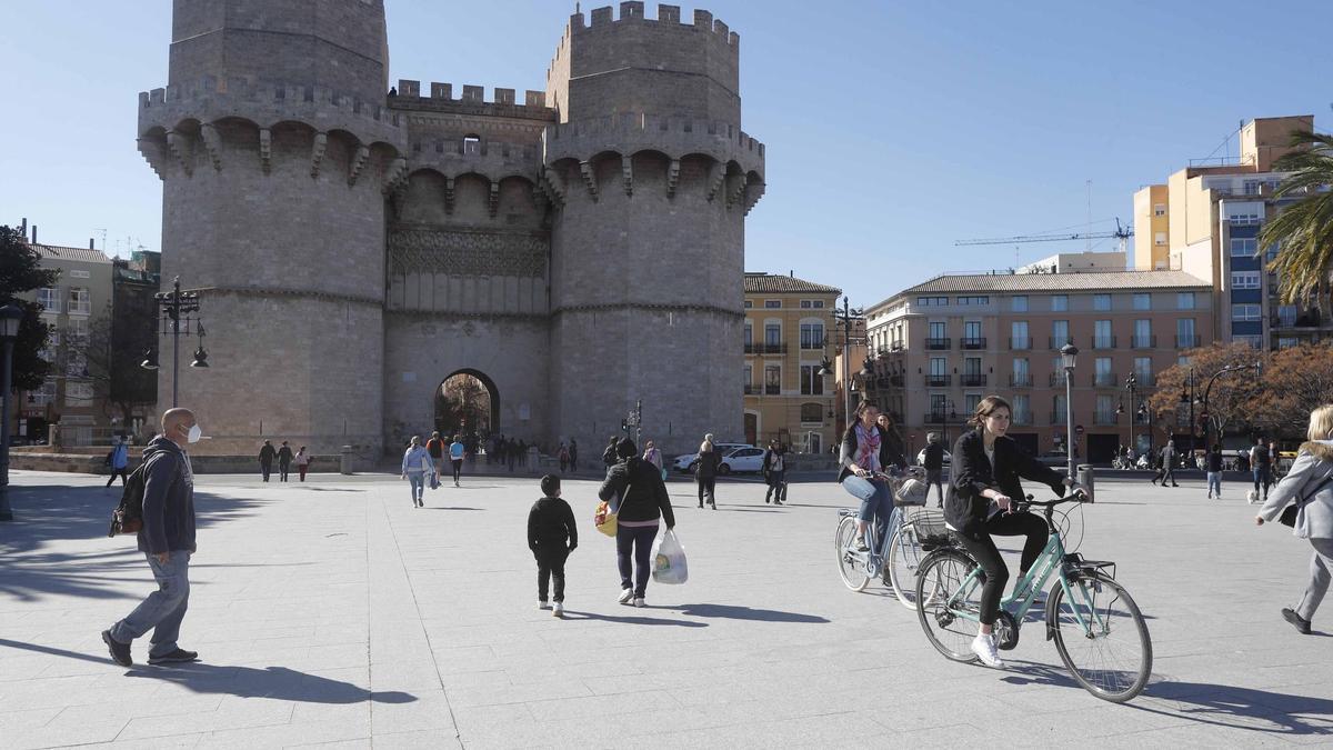 Plaza de la Crida, frente a las Torres de Serranos.