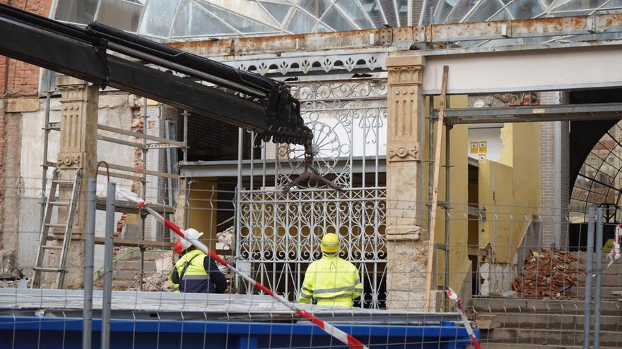 GALERÍA | Así retiran las antiguas verjas del Mercado de Abastos de Zamora para su restauración