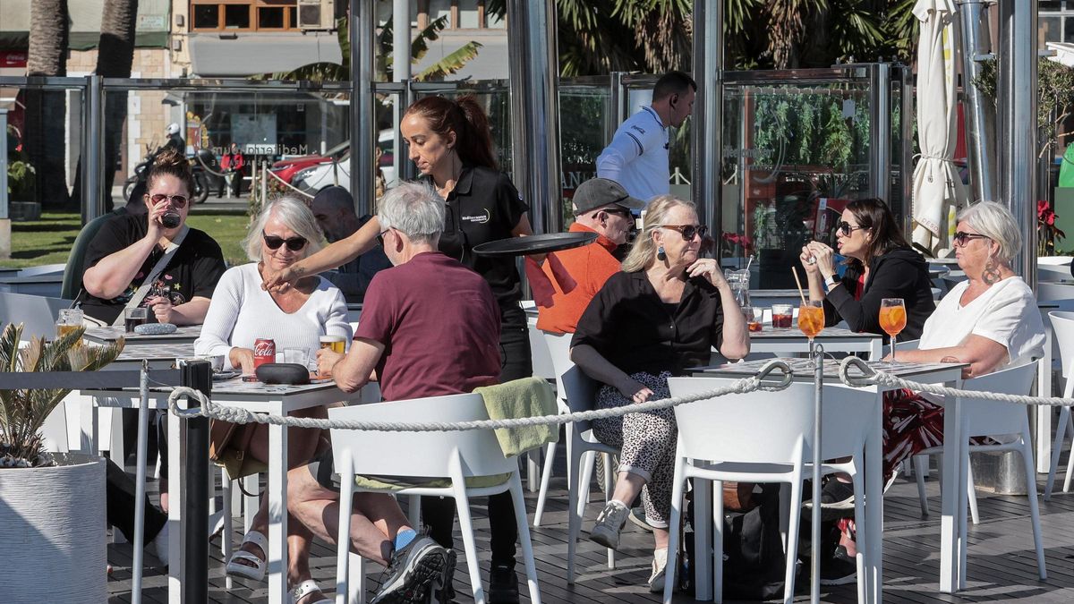Turistas sentados en una terraza en la playa de Alicante. / HÉCTOR FUENTES