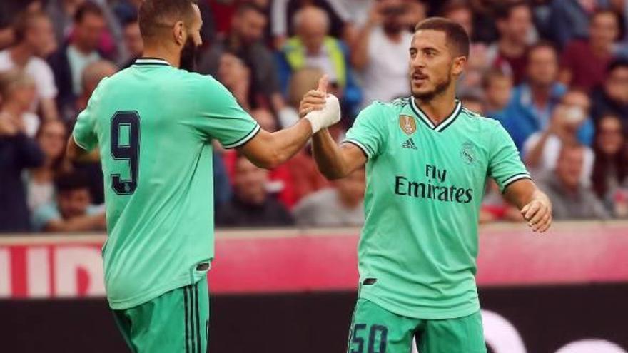 Hazard es felicitado por Benzema tras lograr su primer gol con el Madrid.