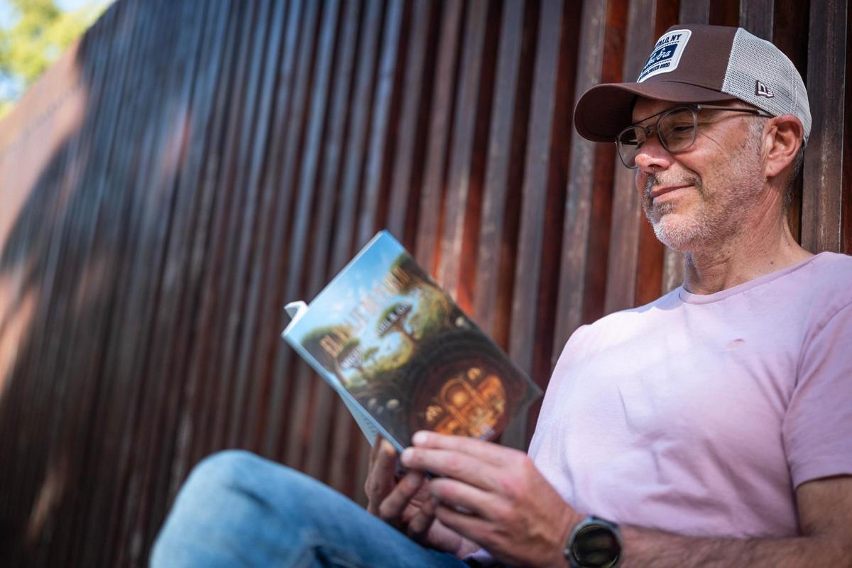 Miguel Ángel Romero: The Catalan in Tenerife Who Wrote a Book as Therapy Following a Stroke – “I Hope It Serves as Inspiration”