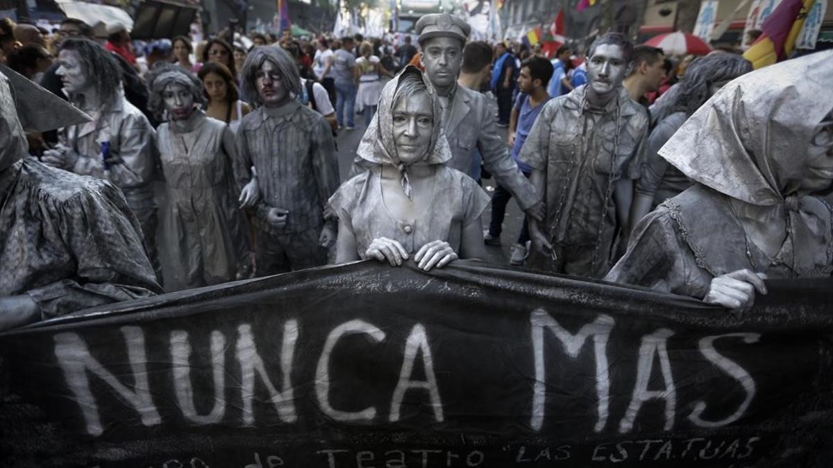 Actrices que representan a las Madres de Plaza de Mayo durante la manifestación.