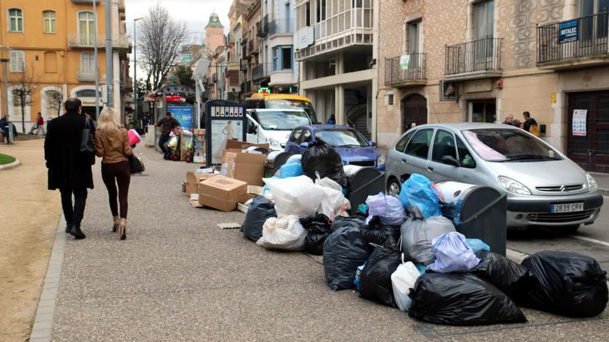 Bosses d&#039;escombraries fora dels contenidors a Figueres, en una imatge d&#039;arxiu