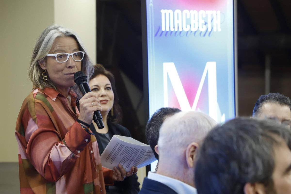 La teniente de alcalde delegada de Cultura y presidenta del IMAE, Isabel Albás, durante la presentación de la ópera Macbeth.