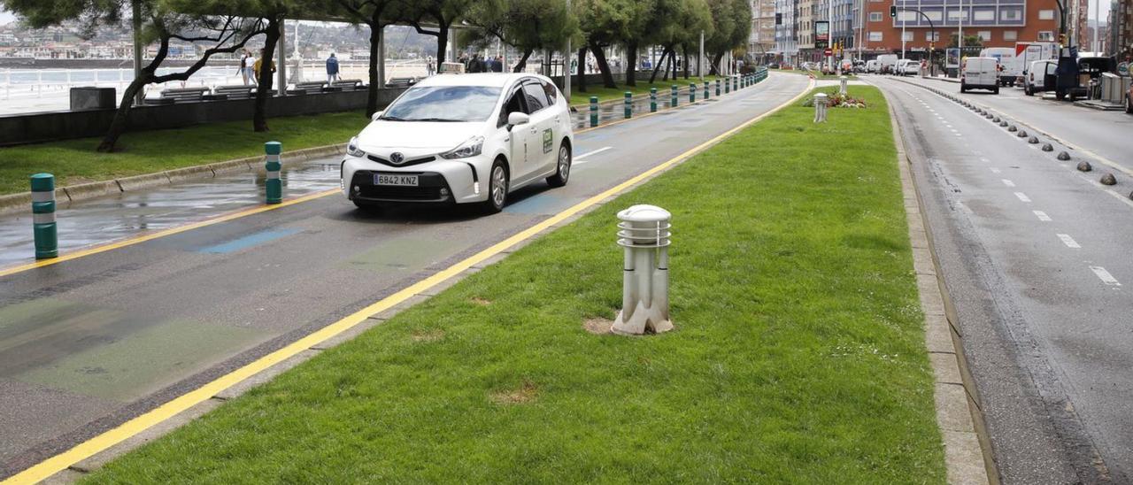 Un taxi transitando, ayer, por el carril del Muro en dirección al centro de la ciudad. | Ángel González