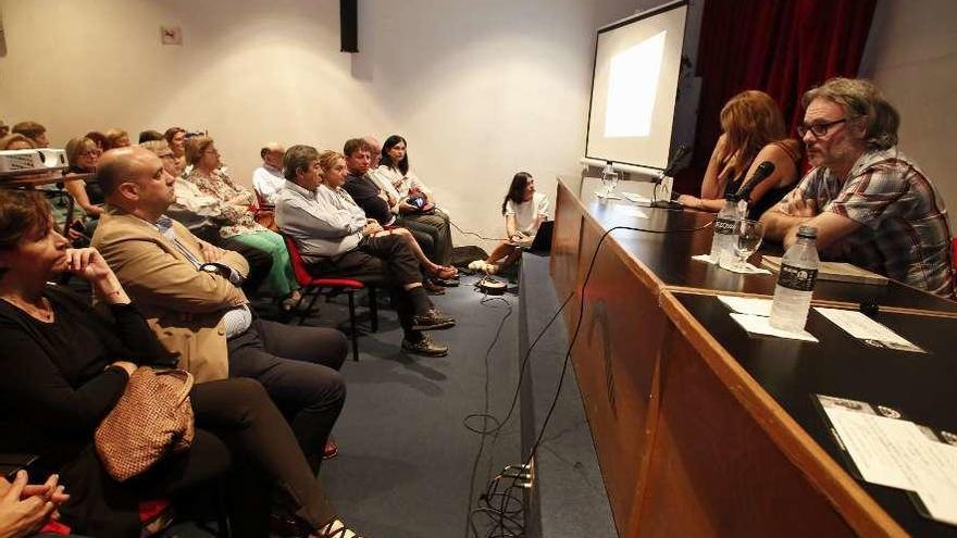 Iván Muñiz, en la mesa de conferencias; en la primera fila, la alcaldesa de Gijón, Carmen Moriyón, y Francisco Álvarez-Cascos.