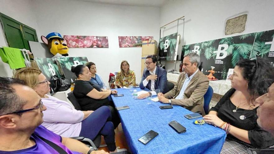 Miguel Jorge y Sergio Ramos, a la derecha, en la mesa, con comerciantes de San Gregorio, ayer, en Telde. | P.P.