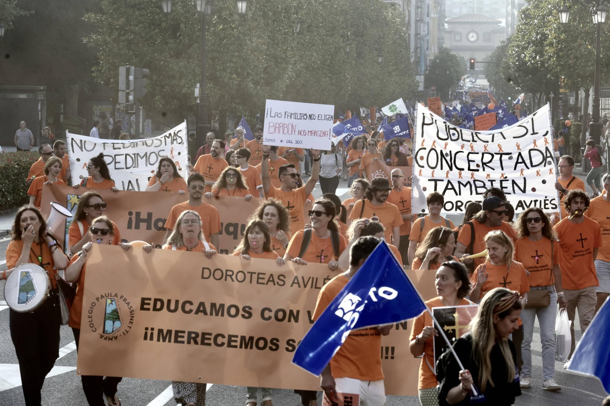 EN IMÁGENES | La marea naranja de profesores inunda Oviedo: manifestación de la escuela concertada