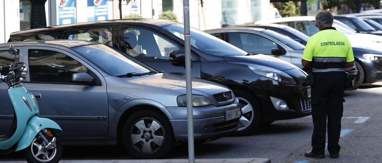 Un controlador de la zona azul de Vigo, ayer, en la calle Rosalía de Castro.  // J. Lores