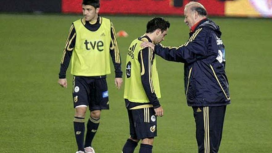 Del Bosque conversa con Xavi en presencia de Villa.