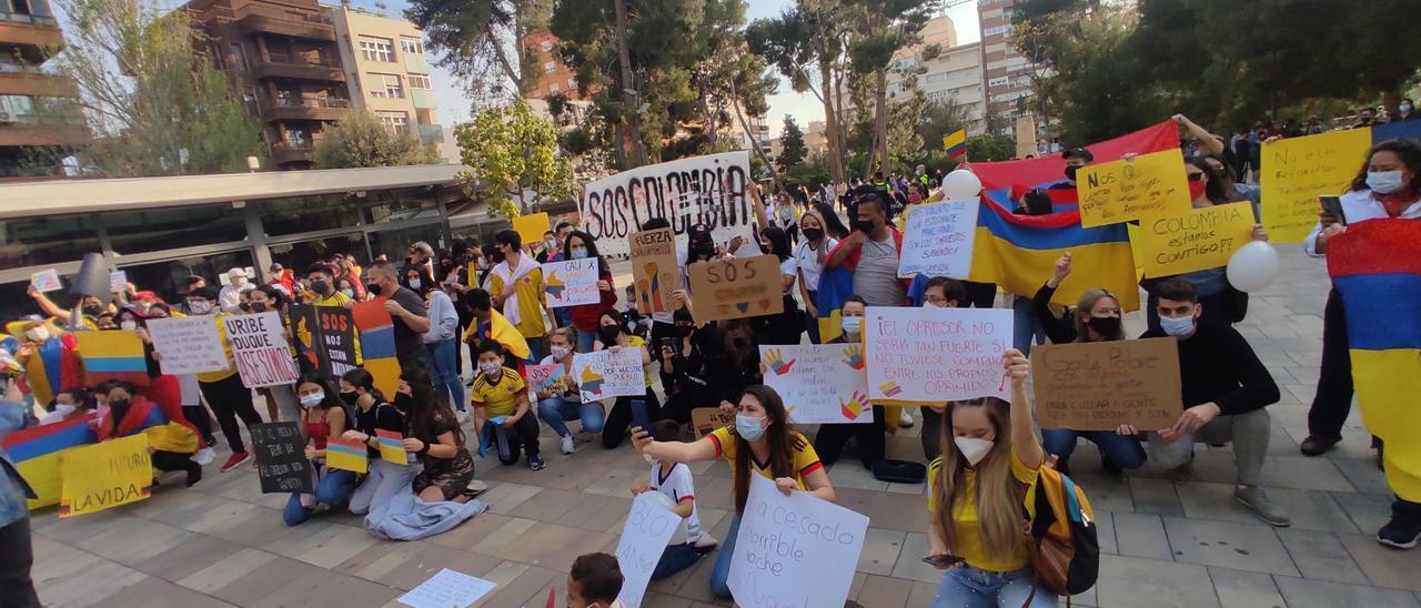 La protesta en defensa del pueblo colombiano en la plaza Castelar de Elda.