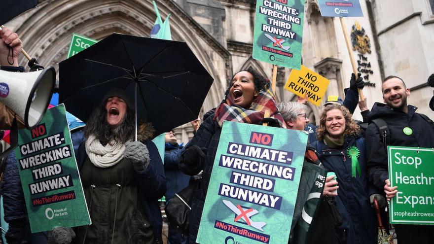 Activistas celebran la paralización de la ampliación del aeropuerto de Heathrow por el Tribunal de Apelación de Inglaterra.