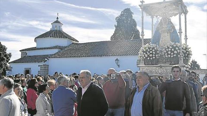 Decenas de fieles en la misa jubilar celebrada en el santuario de la Jara