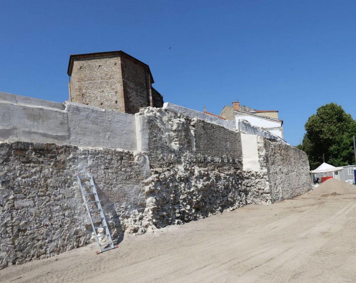 La muralla de Avilés, que ahora deja ver la capilla de Las Alas.