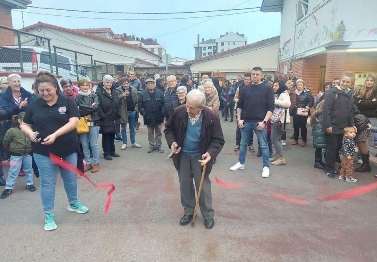 Ubaldo Crespo corta la cinta junto a Paula Romero, ayer, en Santa Bárbara.
