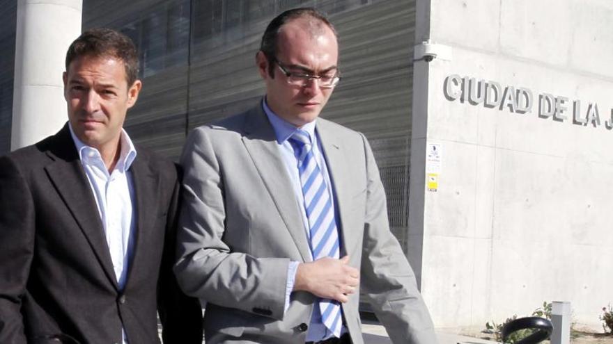 Alberto Guerra (i), junto a un abogado, a la salida de la Ciudad de la Justicia de Murcia hace unos años.