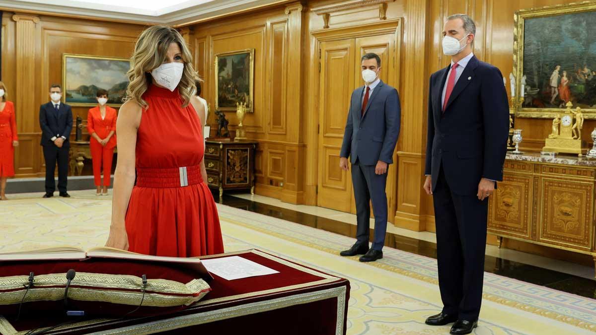 La nueva vicepresidenta segunda y ministra de Trabajo, Yolanda Díaz, promete su cargo ante el rey Felipe VI y Pedro Sánchez.