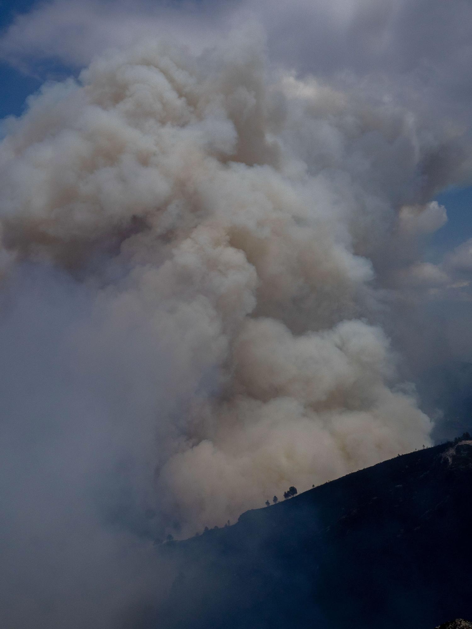 Más de una decena de núcleos desalojados en el incendio de Folgoso do Courel