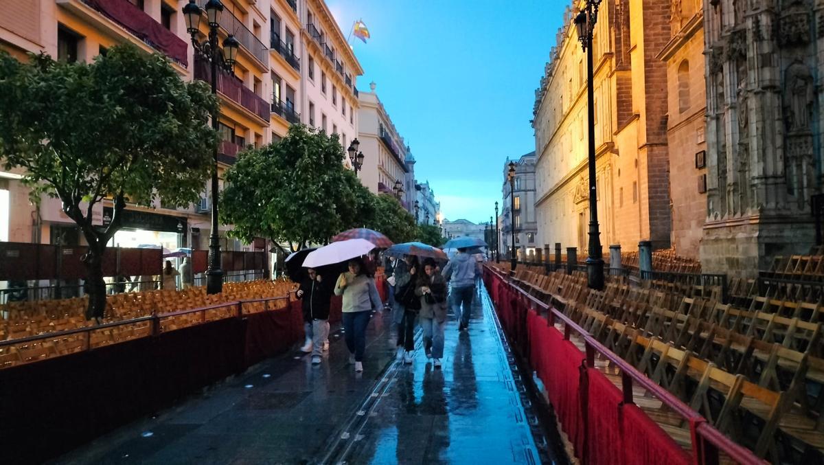 Llueve fuerte el Viernes Santo en Sevilla.