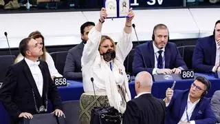 Expulsada de la Eurocámara una eurodiputada de ultraderecha que gritaba con un bozal puesto