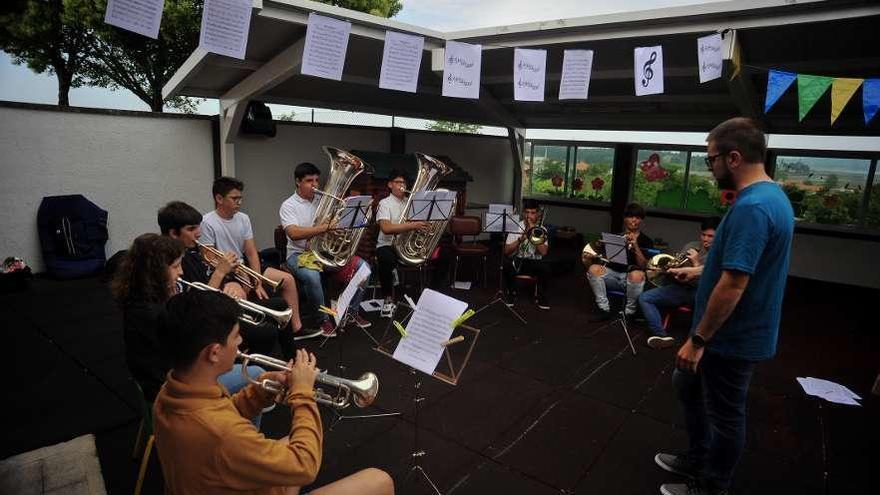 Los alumnos de la guardería de Meaño participan en el concierto de la Escola de Música // I.Abella