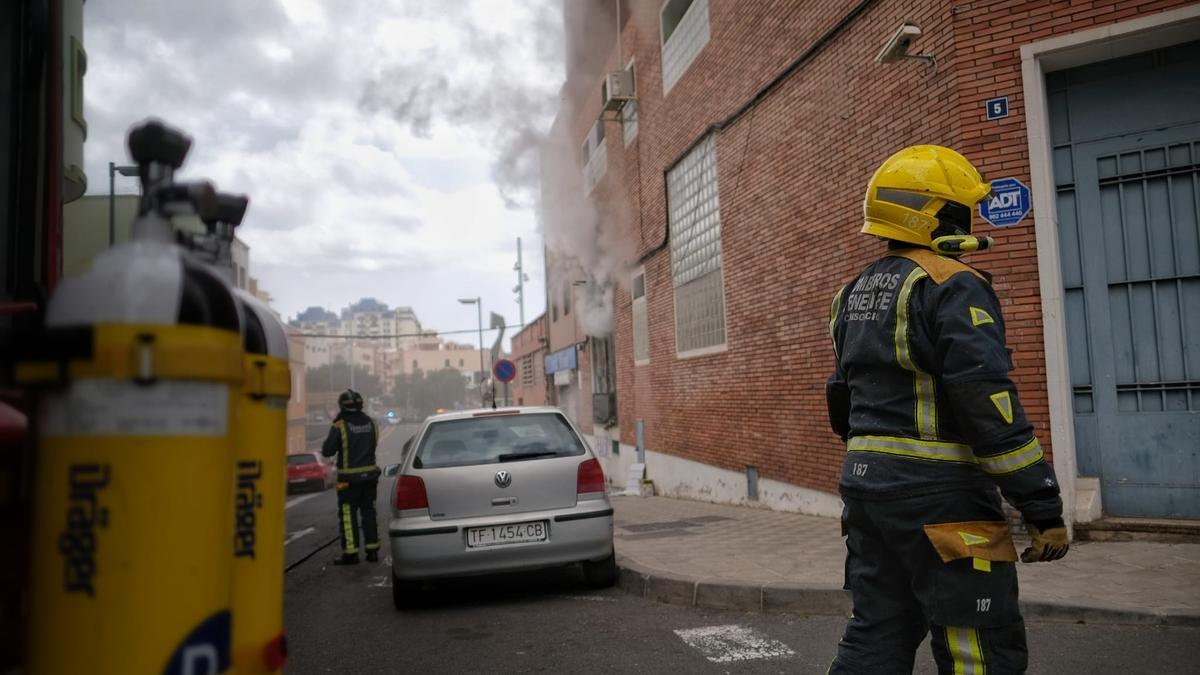 Voraz incendio en un edificio de la calle Salamanca de Santa Cruz de Tenerife