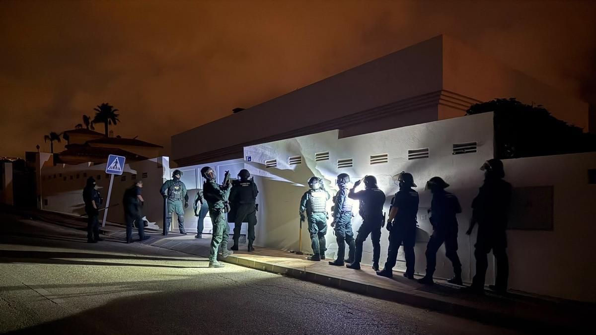 Registro de la Guardia Civil en una operación contra el blanqueo de capitales procedente del narcotráfico en la provincia de Cádiz