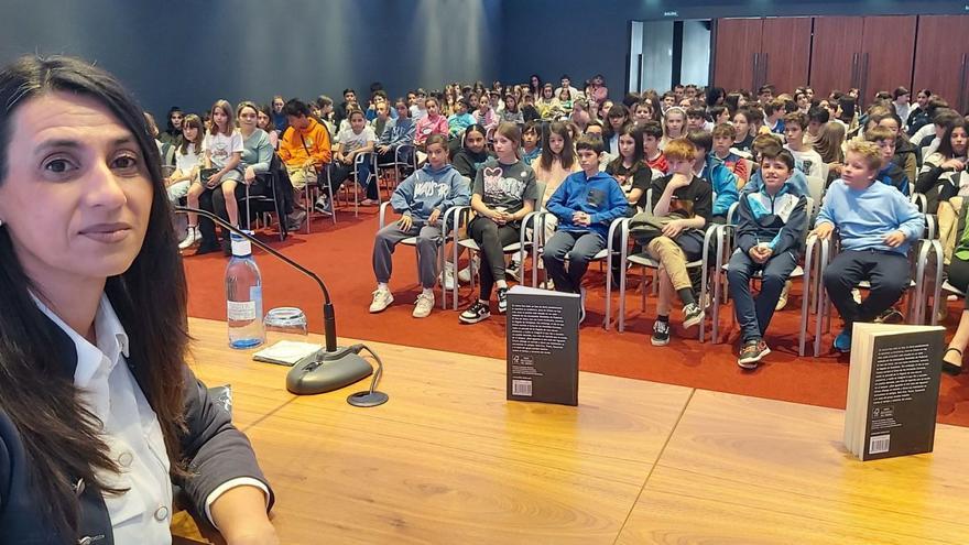 Arriba, Natalia Menéndez, con los alumnos y las familias asistentes al acto.