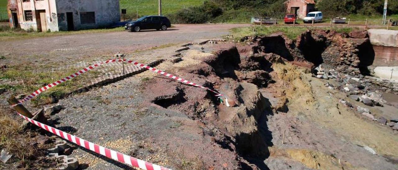 Zona acordonada en la playa de Llumeres donde afloraron los restos óseos el pasado sábado.