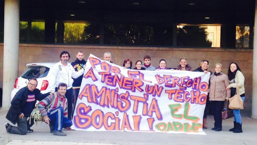 Amigos y familiares apoyando a las dos vecinas