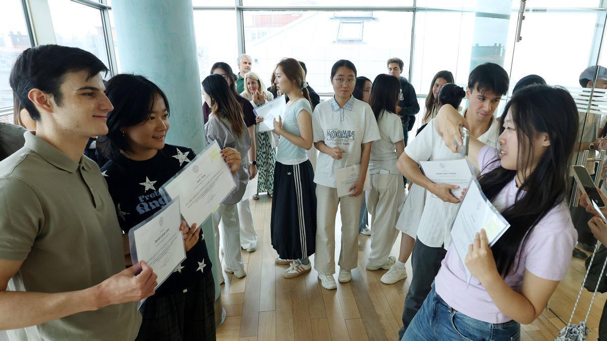 Los alumnos chinos y gallegos de relaciones internacionales celebrando la obtención de su diploma.