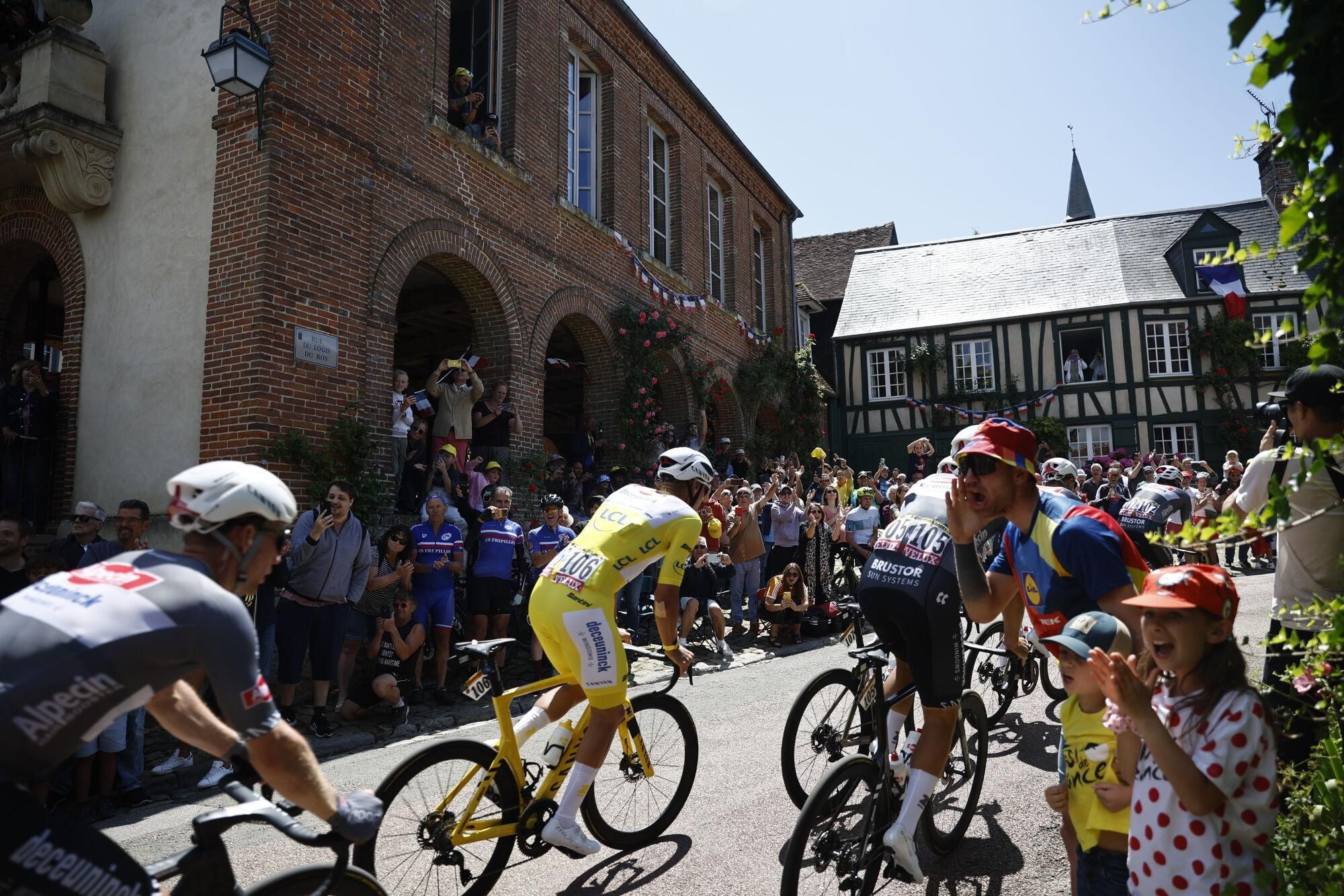 (France), 08/07/2025.- Dutch rider Mathieu Van Der Poel of Alpecin - Deceuninck team in action during the 4th stage of the Tour de France cycling race over 174.2km from Amiens to Rouen, France, 08 July 2025. (Ciclismo, Francia) EFE/EPA/MARTIN DIVISEK