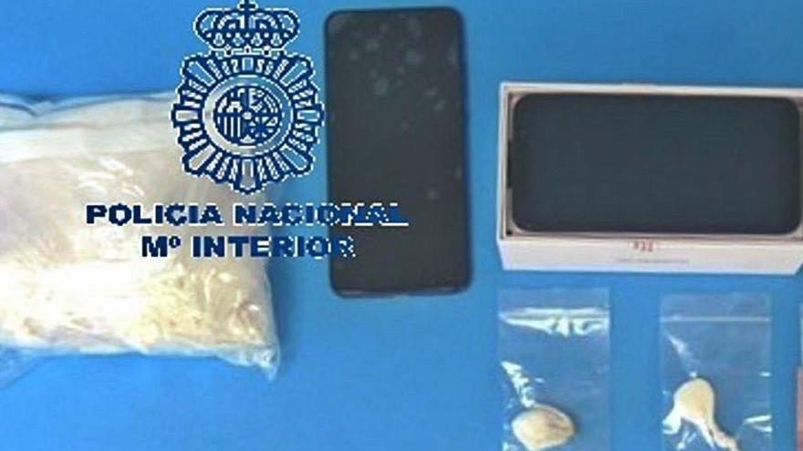 Parte del material incautado por la Policía al detenido.