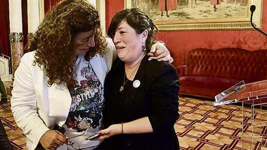 La diputada balear Silvia Limones celebra el premio.  // Efe