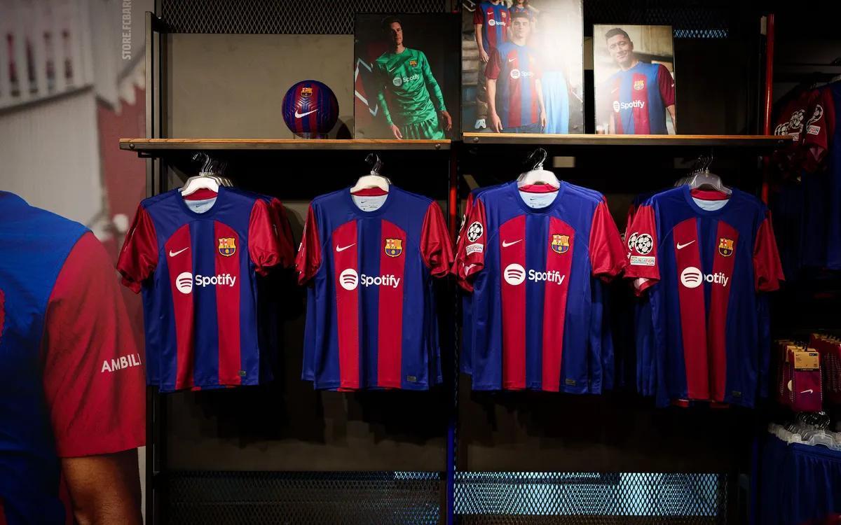 La primera equipación del FC Barcelona para la temporada 2023/2024. 