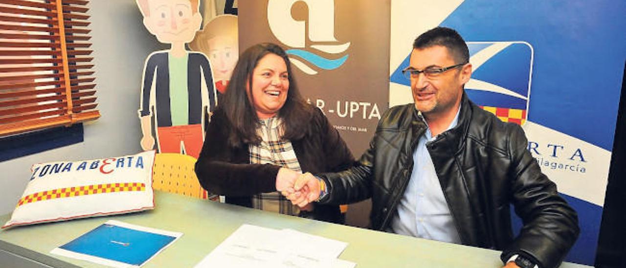 La presidenta de Zona Aberta, Rocío Louzán, y el de UPTA-España, Eduardo Abad Sabarís, ayer durante la firma del convenio.  // Iñaki Abella