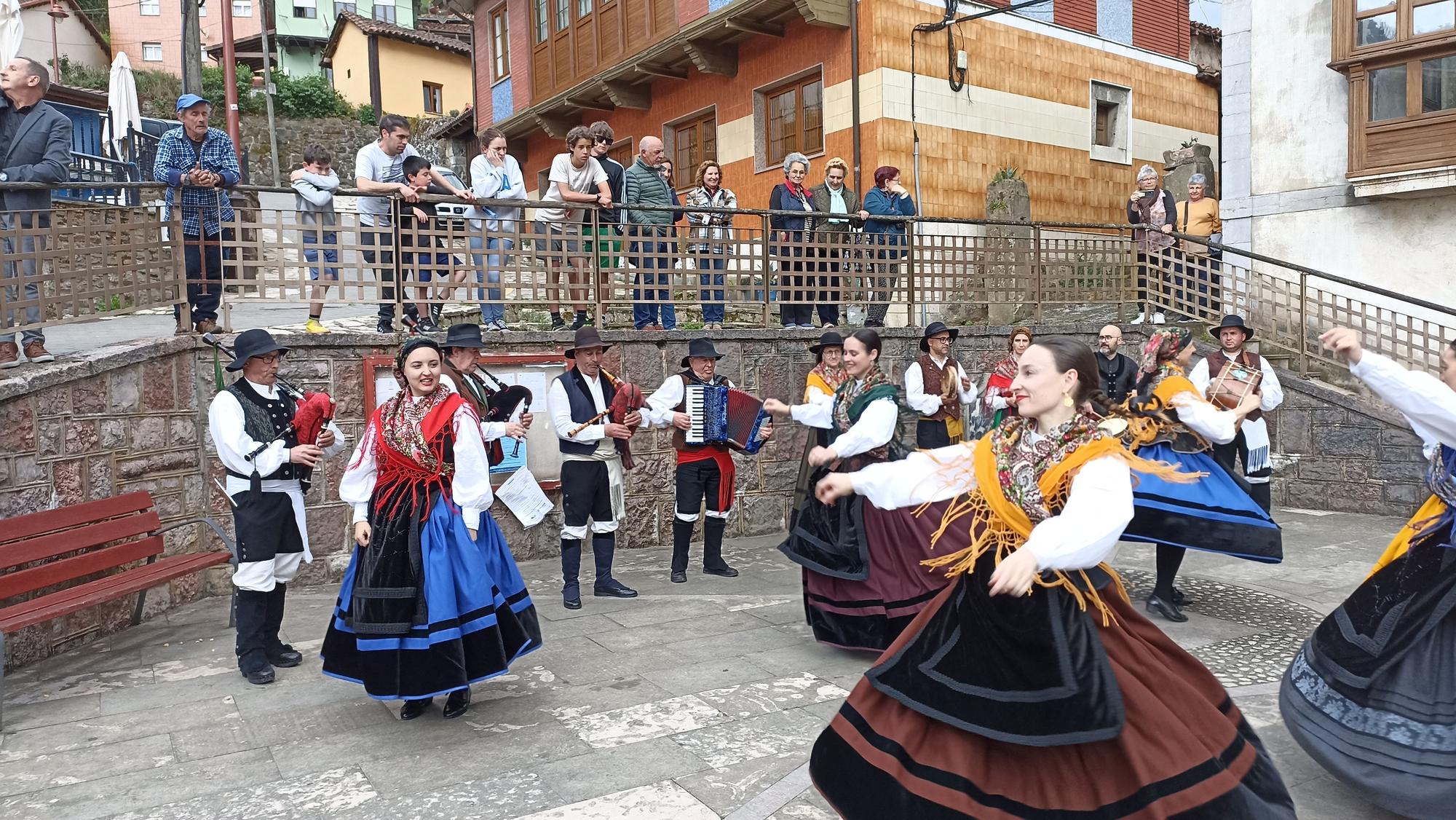 Vuelve el Mercáu Quirosán, con éxito de público, puestos de venta y exhibición de folclore