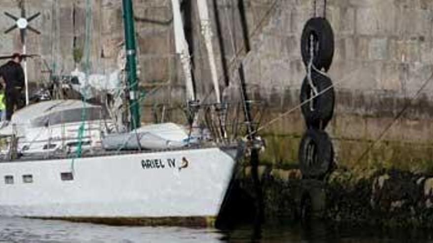 El velero &#039;Ariel IV&#039;, que fue apresado en alta mar con 1.200 kilos de cocaína a bordo, ha llegado hoy al Muelle de Transatlánticos del Puerto de Vigo. La embarcación fue interceptada en el marco de una operación antidroga desarrollada por efectivos del Greco-Galicia del Cuerpo Nacional de Policía y la Dirección Adjunta de Vigilancia Aduanera y, por el momento, los detenidos son los tres tripulantes del velero que transportaba la droga, dos británicos y un holandés. //