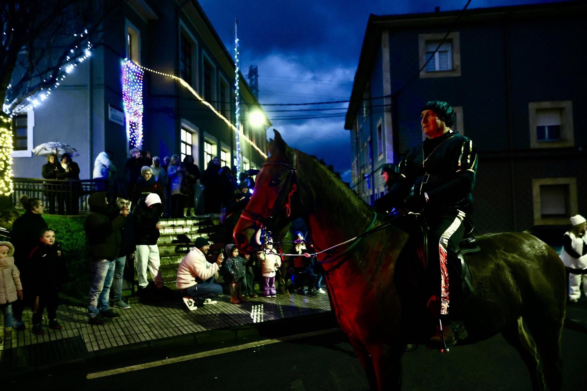 El Príncipe Aliatar dispara la ilusión en los barrios de Gijón (en imágenes)