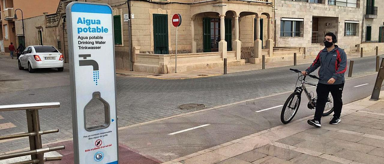 La del paseo de El Molinar es una de las once fuentes de agua potable filtrada ya instaladas.