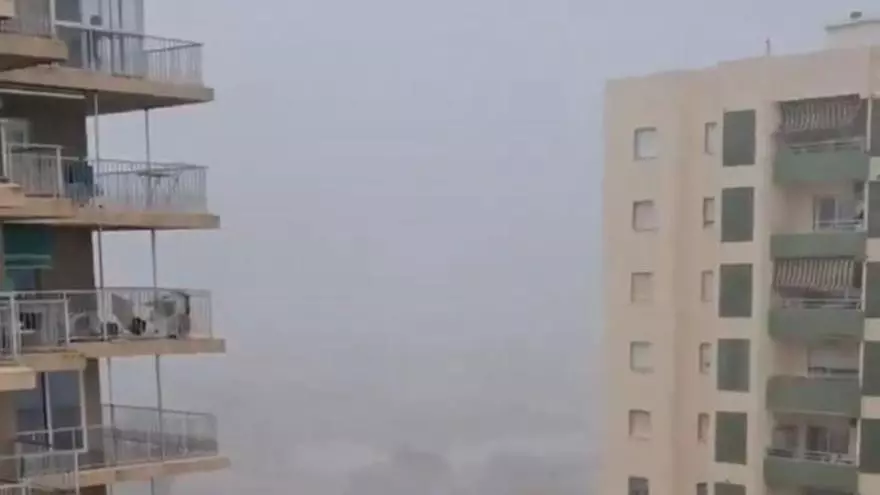 Una sombrilla "voladora" impacta en la cabeza de un bañista en Cullera durante la tormenta