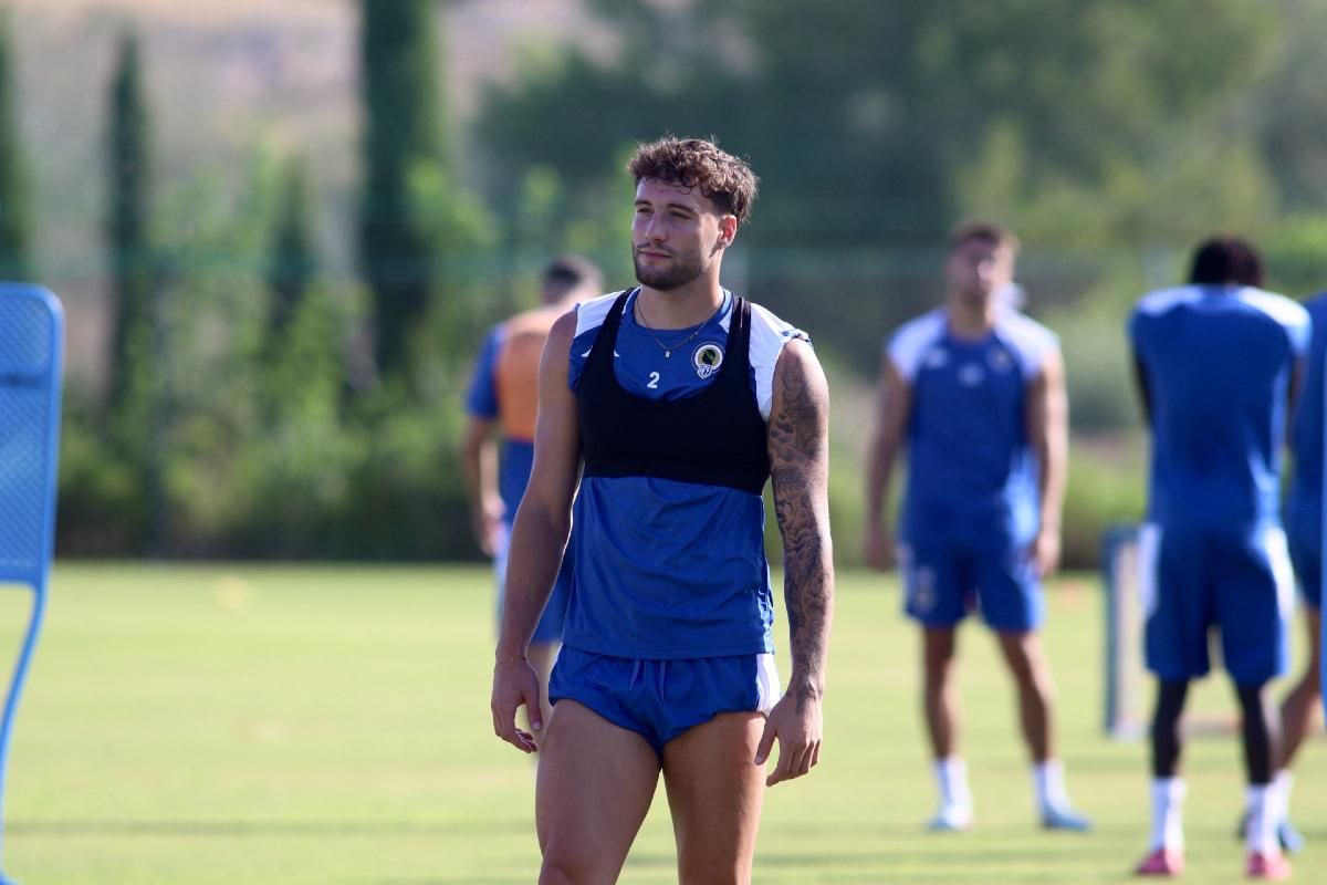 El lateral diestro Samu Vázquez en uno de los entrenamientos de esta semana en Fontcalent