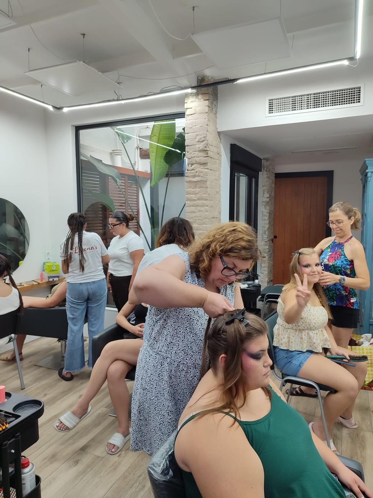 Las jóvenes reciben consejos sobre peluquería y maquillaje para prepararse en casa.