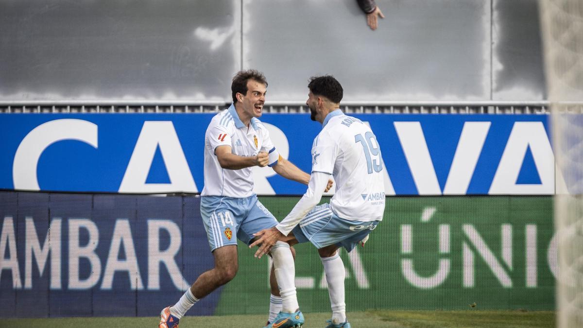 Francho celebra su gol con Kodro.