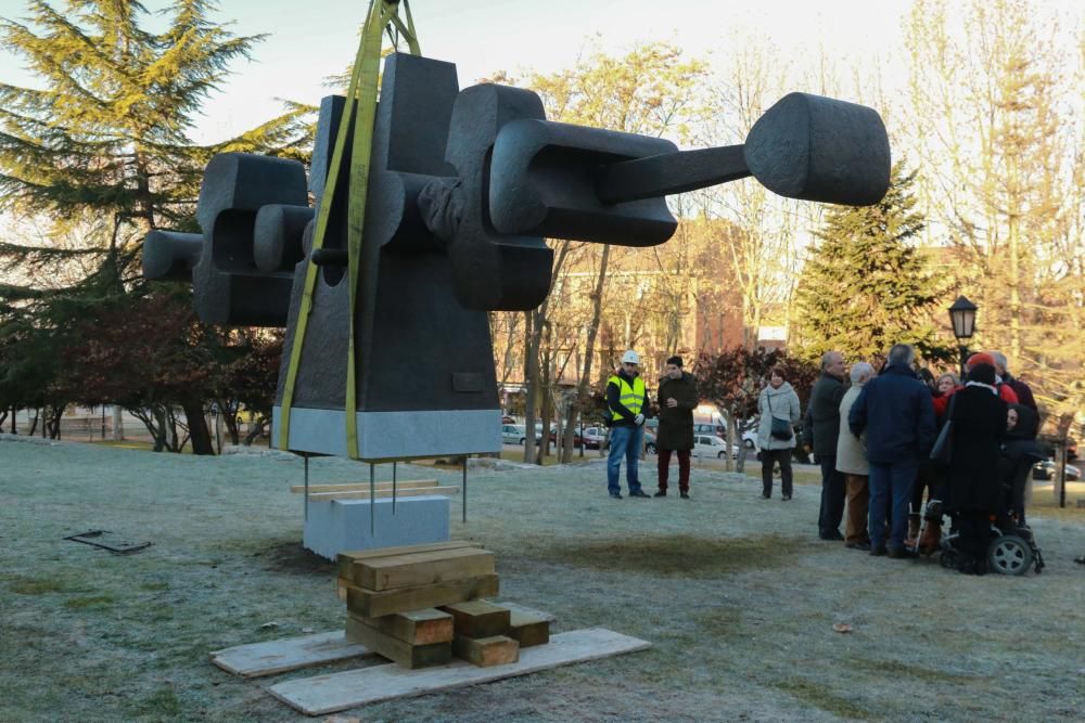 Istalación de la escultura "Equilibrio Horizonal"