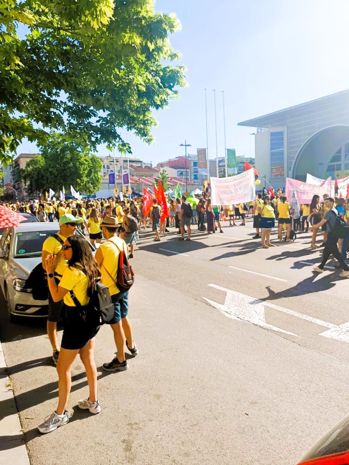 Participants de Manresa i el Bages arribant al pavelló de Granollers on té lloc la trobada
