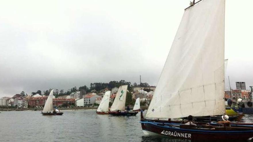 Una regata anterior de dornas a vela en aguas de O Grove. // Muñiz