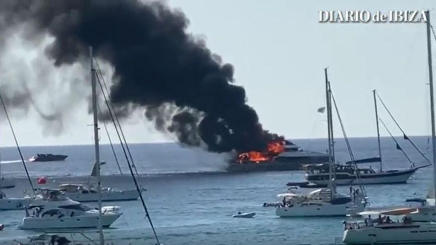 Nagelneue Yacht brennt vor Mallorcas Nachbarinsel Formentera nieder