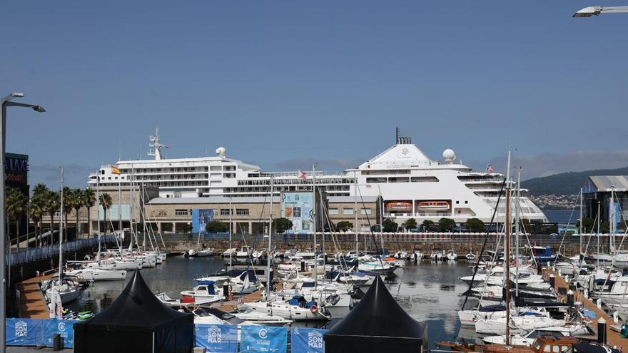 Mil euros al día para navegar con mayordomo: el exclusivo «Silver Spirit» hace escala en Vigo